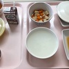 小盛り低残渣食三分粥の昼飯。