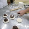 パン工房 → 『あんぱん』の成形　特別支援学校から見学　