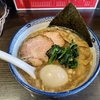 【今週のラーメン５０９１】三鷹食堂 いなり（東京・JR三鷹駅北口）特製豚骨らーめん 魚介 ＋ 替玉 ＋ サッポロラガービール赤星　〜長く通い続けられそうで素朴でハートフル！そしてガッツリと楽しめる濃厚豚骨麺！