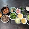 漬け丼、カリフローレ、小松菜、味噌汁