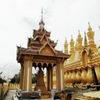 一段上がった所にある塔　　　　　(Vientiane, Laos)