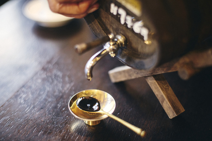 1杯12万円の熟成コーヒー、お土産は誰かのブロマイド。『たしなむコーヒー』の探究者「ザ・ミュンヒ」