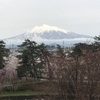 雨上がりの弘前城からお岩木山など