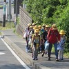 登校の風景　ランドセルとナップザック