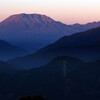 夕日を受ける大山南壁（国道180号明地峠から）