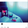 紗栄子がインスタで紹介。飛行機の中で読んでいる本。旅のお供は赤ワインと「アランの幸福論」エッセンシャル版