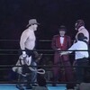 1990.2.10 ビッグバン・ベイダー VS スタン・ハンセン《右目が腫れマスクを脱ぐベイダー》