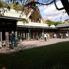 朝のラジオ体操、作業着の仕分け、パンは元気に発酵　バラ①