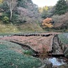 寒しを詠んだ短歌１／明月院へ冬探し　　楓の多くは多くは冬姿．本堂後庭園の全景は冬を強く感じさせてくれます．　　あしひきの山のあらしは吹かねども君なき宵はかねて寒しも　作者未詳／万葉集　　み吉野の山の白雪積もるらし故里寒くなりまさるらし　坂上是則　　ただしにも星合ひの空を眺めじな天の河風さむく吹くなり　和泉式部　　ふもと行く舟人いかに寒からんくま山岳をおろす嵐に　西行　　夜を寒み浦の松風吹きむせび虫明の波に千鳥鳴くなり　源実朝