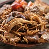 カルニータス（北米の肉料理6）　メキシコの風味豊かな豚肉料理．豚肉（通常は前足部分や肩肉）を自身の脂で長時間煮込み，焼いたり，ゆっくりと煮込んだりして，柔らかくジューシーになるまで調理します．カルニータスは「小さな肉」を意味します．メキシコでは，カルニータスはコーントルティーヤ，サルサ，アボカドディップと共に提供され，また，タコス，ブリトー，トルタスの具材として使用されます
