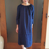 デニムワンピに見えるネイビーの大人可愛い14番リネン・ネックリボンワンピース