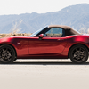 メキシコマツダが「MX-5（ロードスター）2023年モデル」を発表、ブラウンのソフトトップが設定された一方でボディカラーは4色のみ。