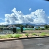 真っ白な雲に導かれるように車は走る