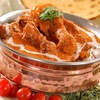 バターチキン／ムルグ・マカニ　（インド肉料理２）　日本では，バターチキンカレーと呼ばれることが多いインドの定番料理．　基本的な要素は，タンドールで焼いた鶏肉（伝統のレシピでは骨付き）と，トマト，バター，クリームで作られたマイルドなカレーソースです．  鶏肉はスパイスとヨーグルトまたはクリームに数時間（できれば一晩）漬け込み，その後粘土製のオーブン（タンドール）で焼きます．肉は焼く代わりにグリルやフライパンで炒めることもでき，マリネに使うスパイスはシェフの好みで異なります．ただし，ガラムマサラ，生姜，にんに