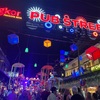 プールなんて何年ぶり？夜は街に出て有名な「レッドピアノ」へ
