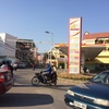 カンボジアのガソリン価格。この価格でどうやってバイクや車に乗っているんだろう？と思ったら、やはり裏が！