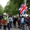 「憎悪を煽る」とみなされたツイートをリツイートした英国人は、警察国家に検挙され、告訴される