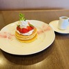 ロイヤルホスト　季節のデザート『苺 Sweet Strawberry 1st season』【とろけるバニラアイスクリームの苺パンケーキ】