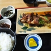 師崎でランチ、「活魚料理 ことぶ喜」さんで煮魚、白ミル貝を堪能
