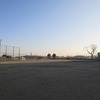 登校の風景：青空と太陽の光の下を登校