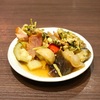 豊洲の「米花」でオニカサゴ煮付け、オニカサゴの胃袋とわかめのぬた、野菜の炒めもの。