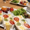 滑稽にいちごを挟む無慈悲かな