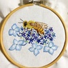 ミツバチを刺繍する。