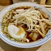 【今週のラーメン４７９８】らーめん 高尾（東京・荻窪）らーめん ＋ もやし ＋ メンマ ＋ 半熟玉子 ＋ チャーシュー皿 ＋ サッポロラガービール 赤星 中瓶　〜オヤジのやさぐれ気分をも優しく受け止めるノスタルジー中華そば！