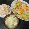 白菜炒め、大根サラダ、味噌汁