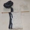 約２．３玉：棒針で編んだアイボリーと灰色の変わり模様の縄編みスヌード