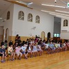 始園日に
