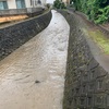 小魚の泳げる川の秋出水（あ）