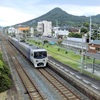 徐行した速度で鬼無駅を通過する特急いしづちを撮影