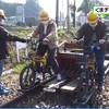 「くまチャリ」運行始まる 運休中の線路を専用自転車で走る