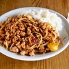 包丁なしのワンパン丼で“肉まんの中身”感。甘辛味で白メシがすすみすぎる【ヤスナリオ】