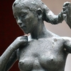 佐藤忠良《乙女の像》｜濡れた彫刻画像（倉敷市役所）