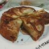 北欧のリンゴケーキを米粉で焼いた／光沢のある葉ぼたんとシクラメン・ティアニス