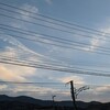 君に寄り添ってるメロディを 五線紙みたいにぶらさがった 電線の上並べてるんだよ