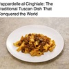 パッパルデッレ・アル・チンギエーレ（猪のパッパルデッレ）／イタリアの肉料理６（世界の肉料理１９）　パッパルデッレというトスカーナ地方で生まれた幅広の平打ちロングパスタに，トスカーナの田舎と狩猟の伝統に深く根ざしたイノシシのラグー（ragù）ソース．「世界中の食通の心をつかんで離さない，愛される人気料理として際立っています」と評されています．冬にぴったりの心温まる料理で，特にトスカーナの赤ワインと合わせると絶品です．　