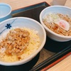 エキナカの蕎麦屋で、朝定食の納豆卵かけご飯と半そばのセットを食べました。