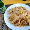 【今日の食卓】昼食にパッタイ・センヤイ（米粉麺の焼きそば・幅広麺）