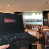 タイ・バンコクのスワンナプーム国際空港にあるタイ国際空港のロイヤルシルクラウンジでThinkPad X1 Carbonを使う