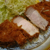 横浜・関内馬車道のとんかつ屋さん「あおき」で平日限定の1,200円で分厚いロースかつを味わいました。