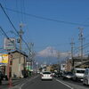 三保の松原近くの道路からの富士山