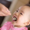 店でお菓子をねだる子ども。遊び食べをする。椅子に座らない。間違うと苦労する！「赤ちゃんは最初の１回が肝心」