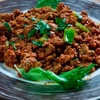 キーマ Keema／キーマカレー Keema Curry（インドの肉料理3）　Tasteatlasの解説では  「キーマは，ミンチにしたラム肉や鶏肉，グリーンピース，生姜とニンニクのペースト，唐辛子，玉ねぎ，ギー，ガラムマサラなどのスパイスなどを使ってカレーと同じようにつくるシチュー」．「キーマ」とは，ラム，羊，牛肉，鶏肉など，さまざまな肉をミンチにしたものを指します．インドでは地域ごとに独自のバリエーションがあり，キスタンでは「“Keema Naan” キーマ・ナーン」（ミンチ肉を詰めたパン）が人気．