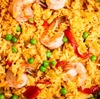 エビと鶏肉のライス／アロス・コン・カマロネス・イ・ポーヨ　（中米の肉料理5）　コスタリカ発祥の伝統的な料理で，米，鶏肉，エビ，玉ねぎ，トマト，にんにく，唐辛子，コリアンダー，アチオテペースト，塩，こしょうを組み合わせたものです． Lizano社製サルサリザのもコスタリカらしさを演出しているとのこと． スペインのパエリア，アフリカの調理法，エビを初めとする地元の食材が組み合わさった料理とされ，黄色い色は，パエリアで使われるサフランではなく，アンナット（ベニノキ）が使われます．
