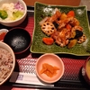 鶏と野菜の黒酢あん定食。大戸屋