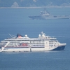　豪華客船 HANSEATIC INSPIRATIONと自衛艦くにさき