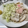 【今週のラーメン４９４６】中華そば みたか（東京・三鷹）冷し中華 ＋ チャシュー増し ＋ 細葱増し ＋ 竹の子皿 ＋ サッポロラガービール 赤星　〜空いた赤星並べまったり過ごしながらの冷し中華！まさにオヤジ天国！